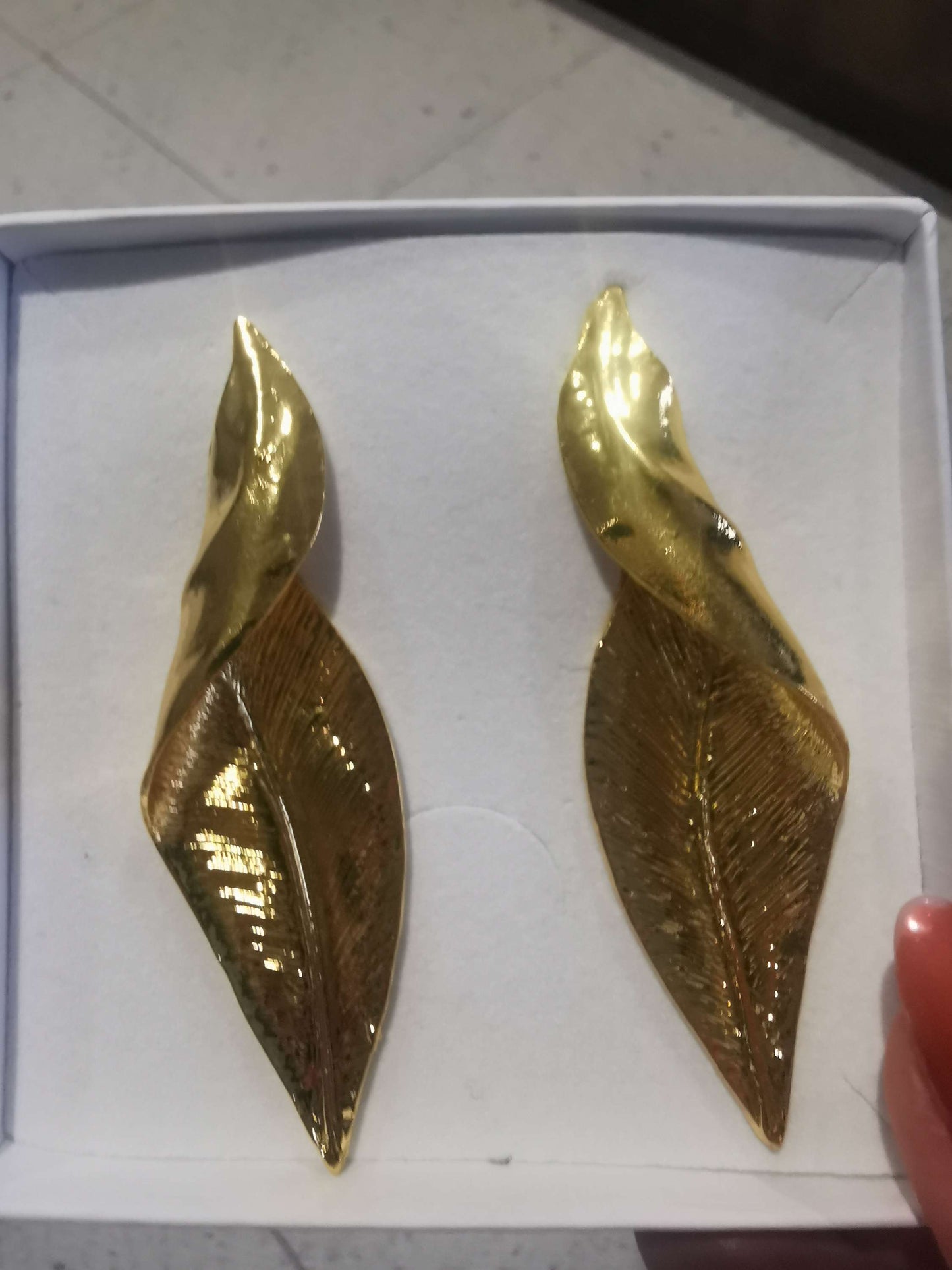 Stella Gold Twist Leaf image 8