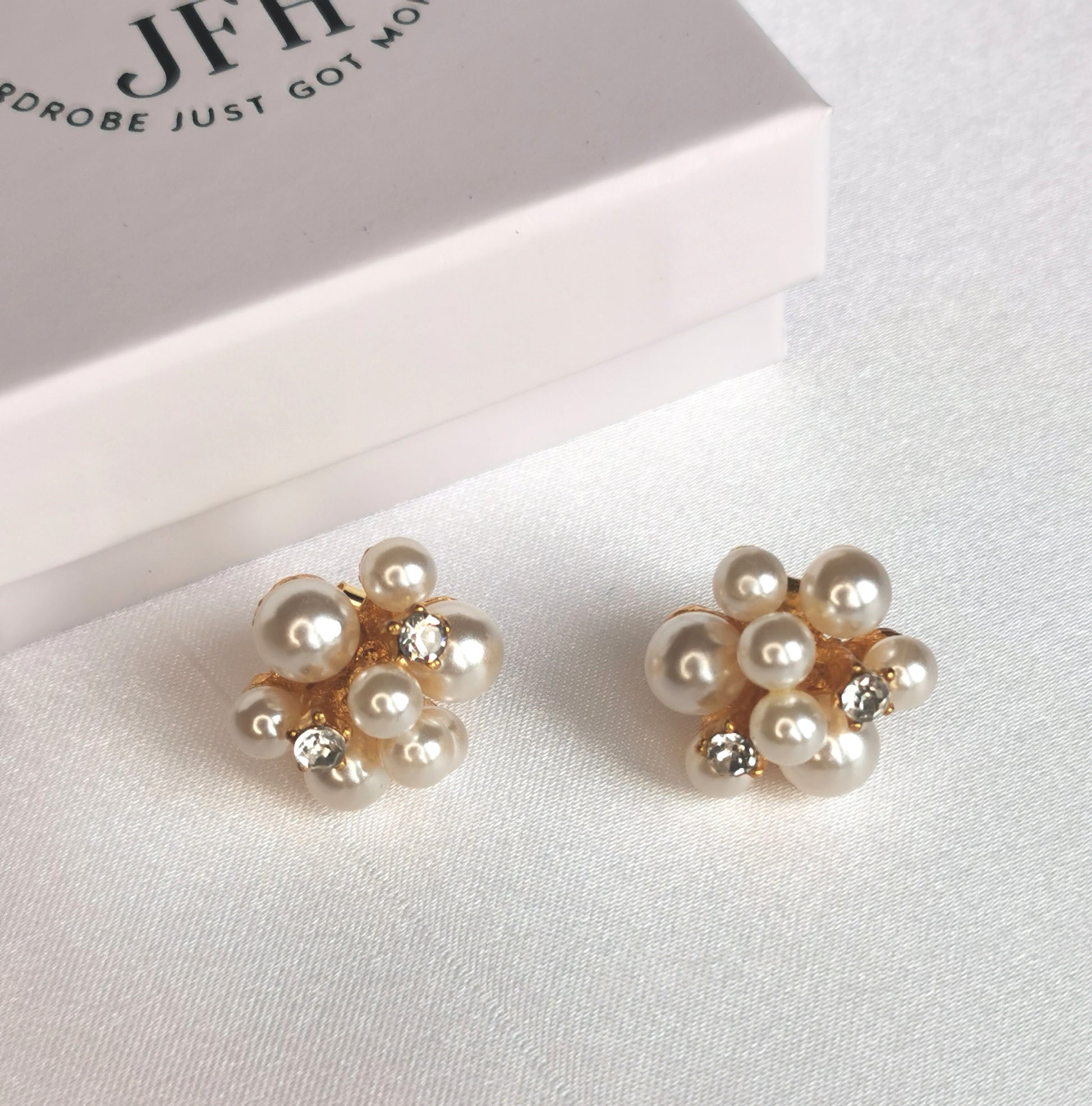 Amy Pearl Diamanté Cluster image 0
