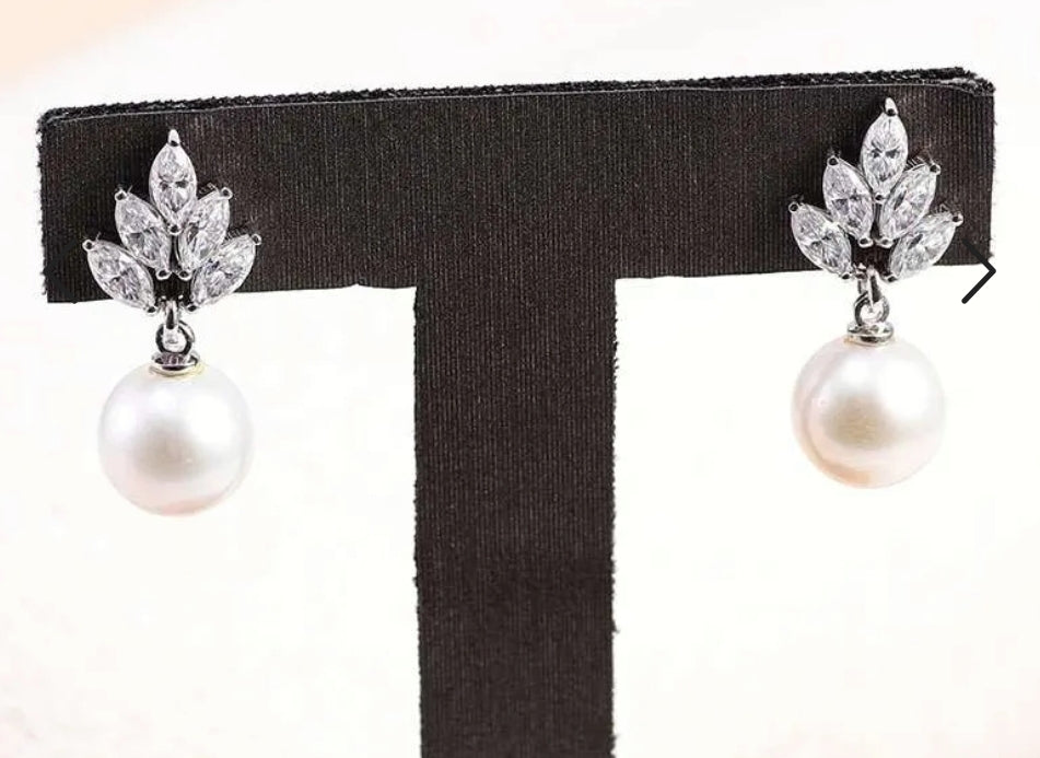 Elizabeth Diamanté Pearl Cluster image 2