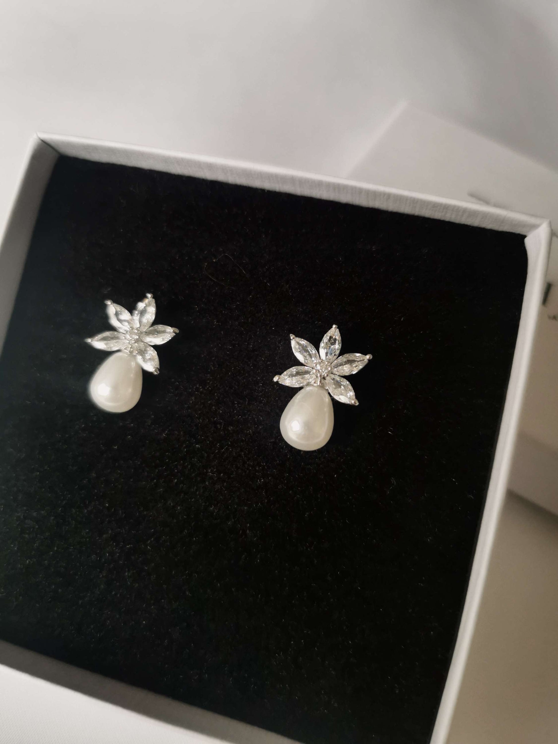 Evie Pearl Diamanté image 0