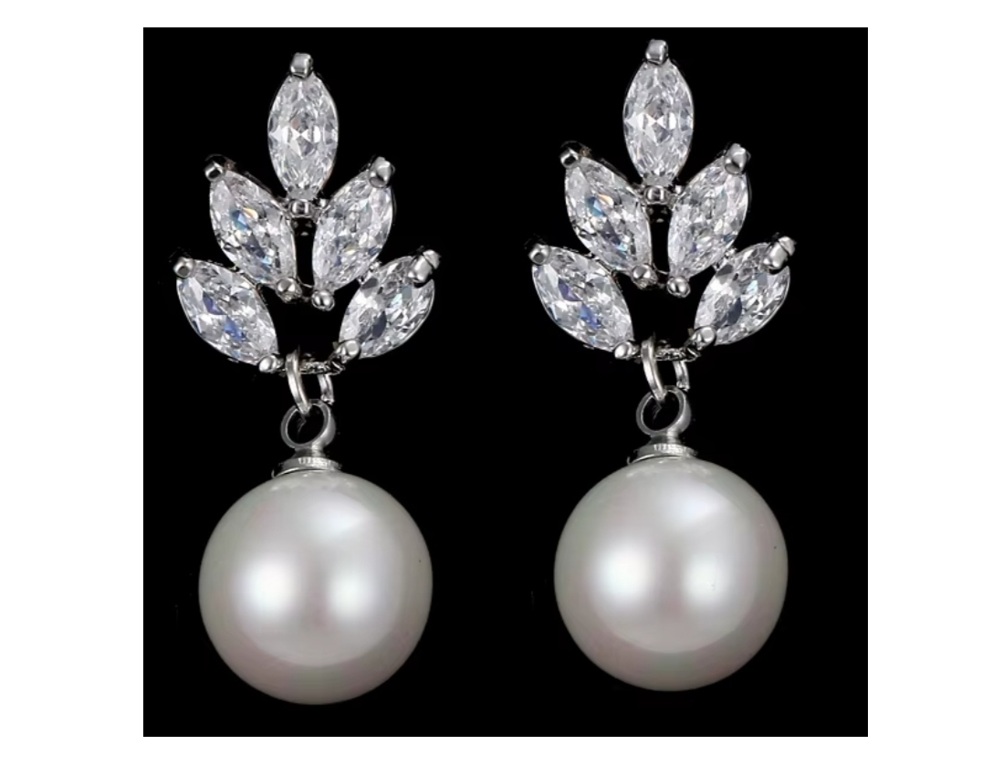 Elizabeth Diamanté Pearl Cluster image 1