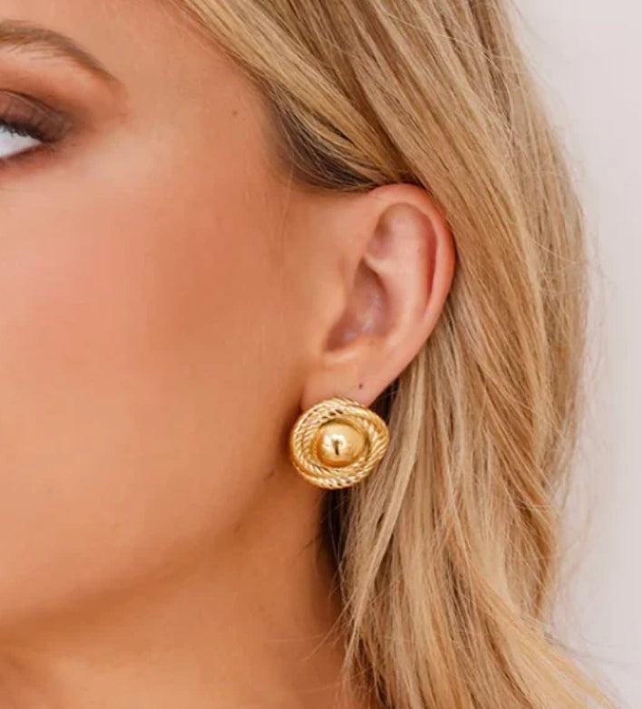 Linda Gold Stud image 3