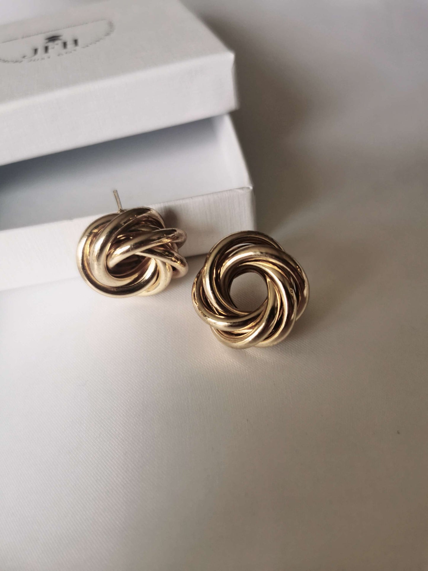 Thea Gold Twist image 1