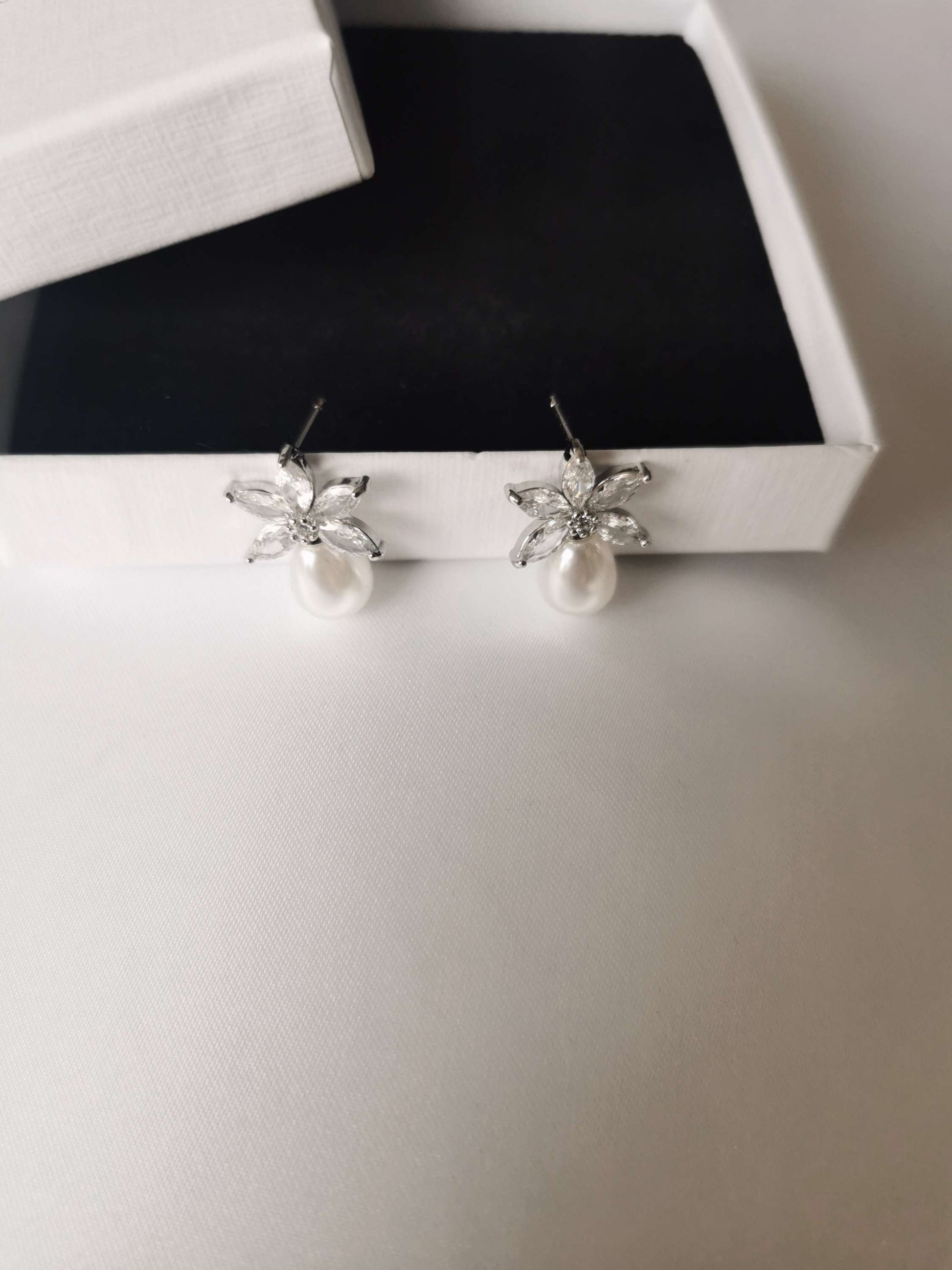 Evie Pearl Diamanté  image 3
