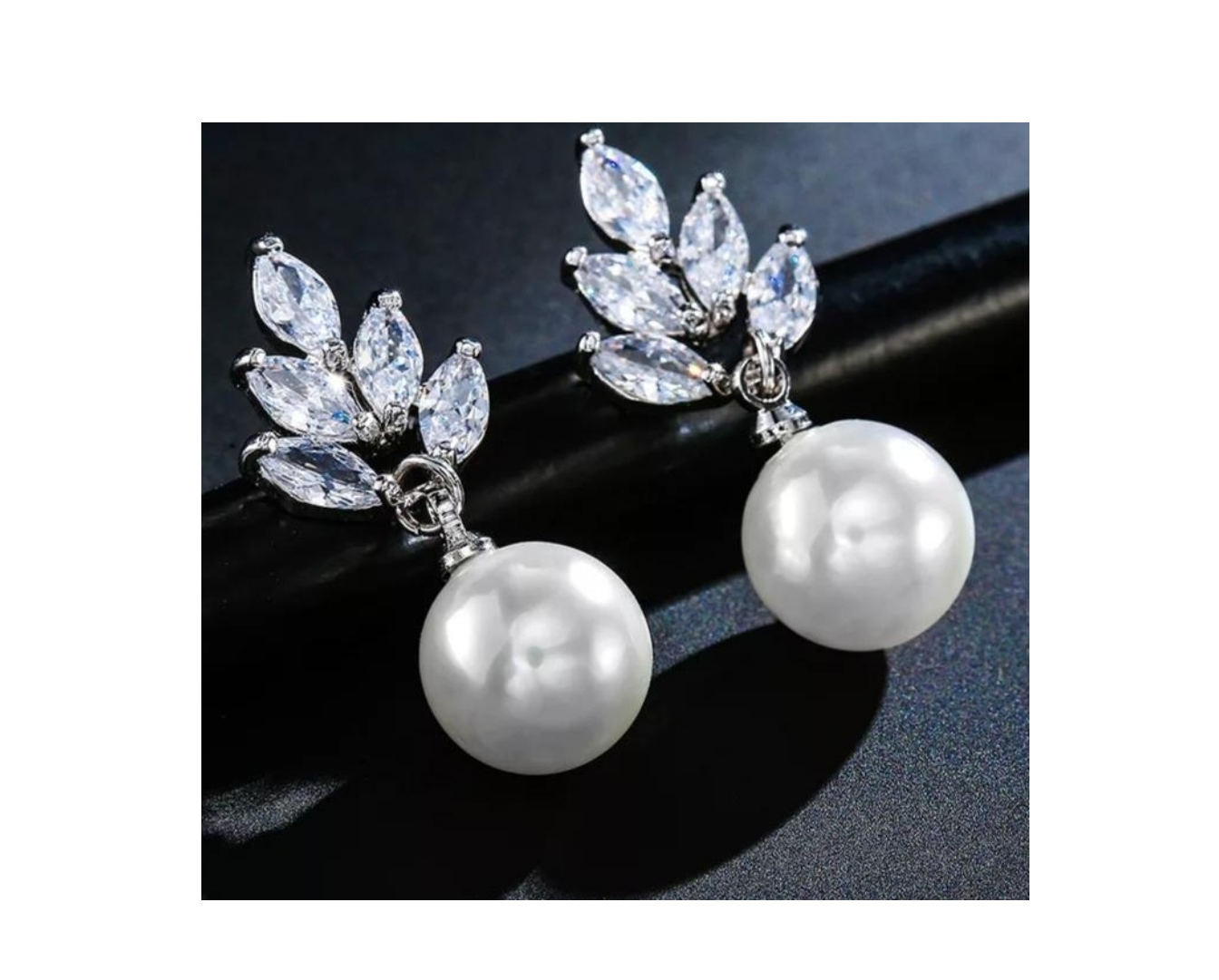 Elizabeth Diamanté Pearl Cluster image 0