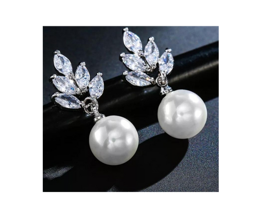 Elizabeth Diamanté Pearl Cluster image 0