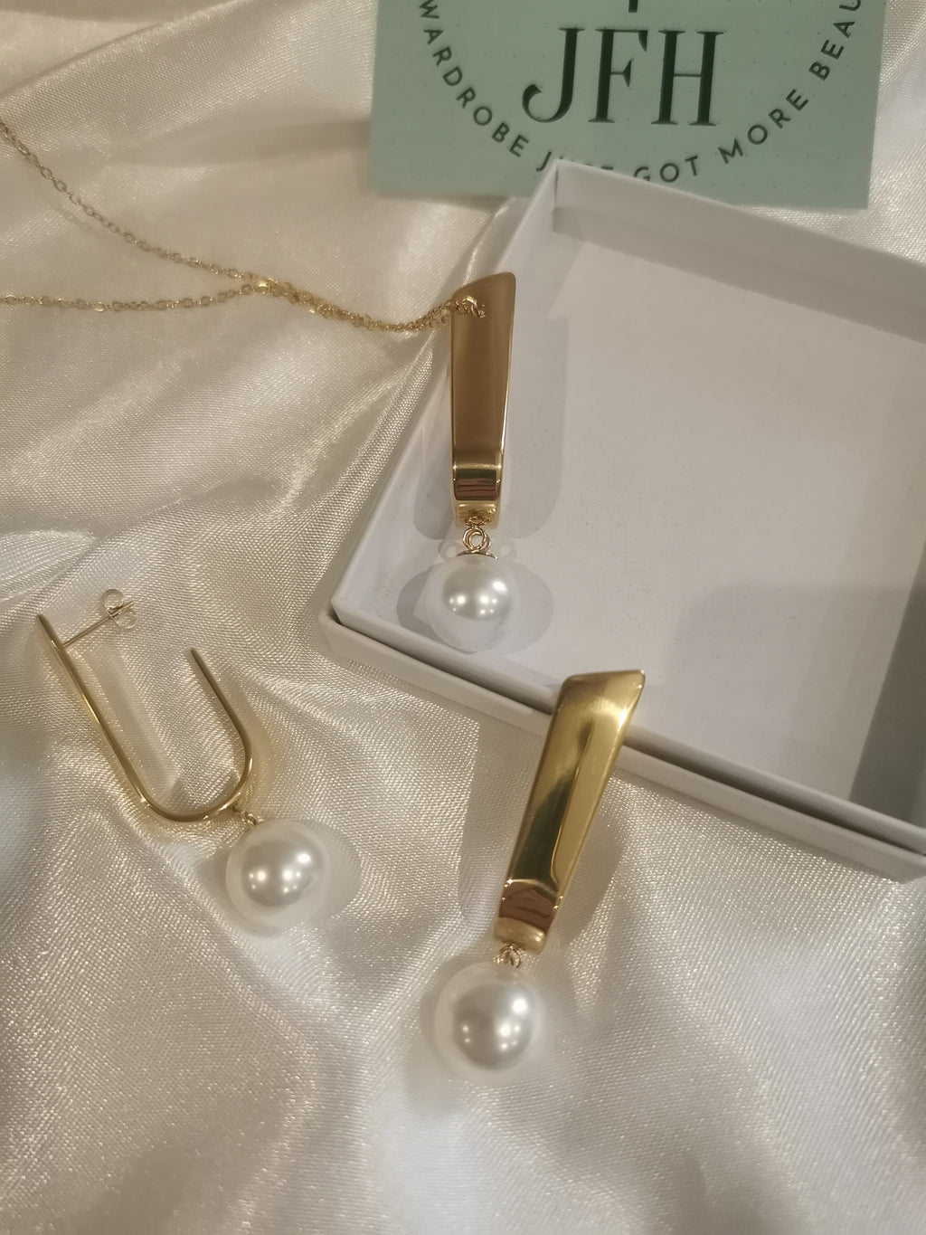 Gracie Pearl Gold Set image 2